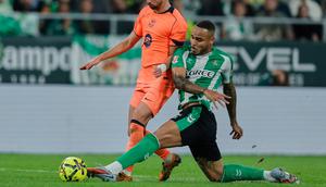 Bek Real Betis, Natan mencoba untuk merebut bola dari kaki Ferran Torres, Minggu (7/12/2025) (AP Photo/Manu Reino)