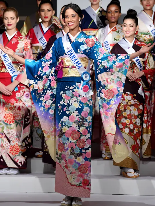 Miss Panama, Darelys Santos berpose mengenakan baju tradisional Kimono saat konferensi pers Miss International Beauty Pageant di Tokyo (27/10). Final Miss International Beauty Pageant ke-57 diadakan pada 14 November mendatang. (Toshifumi KITAMURA/AFP)