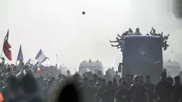 Skuat Prancis menyapa fans saat parade juara di di Champs-Elysee avenue, Paris, (16/7/2018). Prancis berpesta merayakan keberhasilan Les Bleus meraih trofi Piala Dunia 2018. (AP/Jean-Francois Badias)