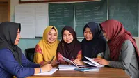 Ilustrasi Pemkot Mojokerto Dorong Para Guru Belajar Soal Layanan Rehabilitasi Sosial Inklusif. Foto dibuat oleh AI.