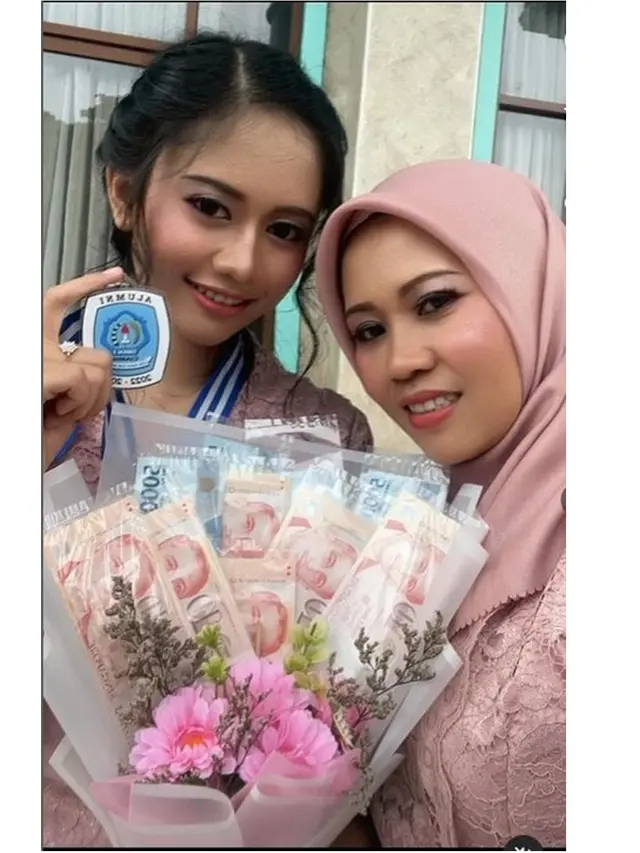 6 Momen Sus Rini Hadiri Wisuda Sekolah Anaknya, Paras Sang Putri Curi Perhatian