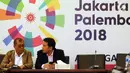 CdM SEA Games 2017, Aziz Syamsuddin (kanan) berbincang dengan Ketua Satlak Prima, Ahmad Soetjipto saat rapat tatap muka di Jakarta, Senin (3/7). Rapat membahas persiapan pengiriman atlet Sea Games 2017 Kuala Lumpur. (Liputan6.com/Helmi Fithriansyah)