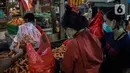 Aktivitas jual beli di Pasar Tradisional Senen, Jakarta, Rabu (8/1/2020). Gubernur DKI Jakarta Anies Baswedan mengeluarkan pergub tentang larangan kantong plastik sekali pakai di mal, swalayan, hingga pasar. Larangan ini efektif berlaku mulai Juli 2020. (Liputan6.com/Faizal Fanani)