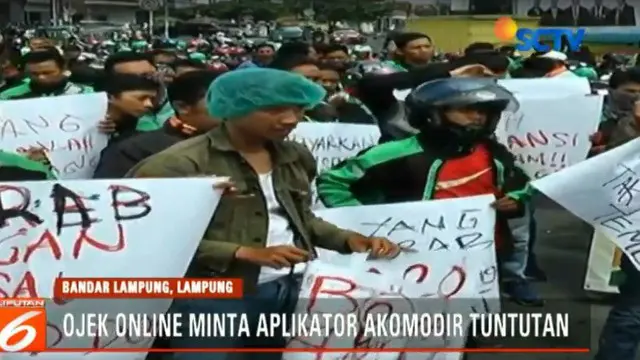 Pengemudi ojek berbasis aplikasi, atau ojek online, menggelar aksi unjuk rasa di kawasan Bundaran Tugu Adipura, Bandar Lampung.