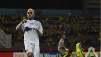 Striker Arema Cronus Cristian Gonzales mencetak gol kemenangan ke gawang Bhayangkara FC pada pekan ke-20 Torabika Soccer Championship 2016 di Stadion Gelora Delta, Sidoarjo, Jawa Timur, Sabtu (17/9/2016) malam WIB. (indonesiansc.com)