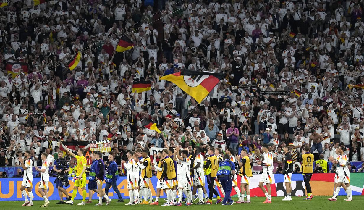 Pemain Jerman merayakan kemenangan atas Skotlandia setelah laga pembuka Grup A Euro 2024 di Allianz Arena, Munchen, Jerman, Sabtu (15/06/2024) WIB. (AP Photo/Ariel Schalit)