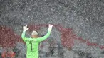 Reaksi kiper Paris Saint-Germain (PSG), Keylor Navas seusai leg pertama perempat final Liga Champions menghadapi Bayern Munchen di Allianz Arena, Kamis (8/4/2021) dinihari WIB.  PSG melakukan pembalasan yang sempurna saat menang 3-2 atas Bayern Munchen. (AP Photo/Matthias Schrader)