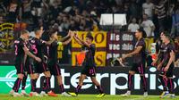 Pemain AS Roma Paulo Dybala (tengah) merayakan dengan rekan setimnya usai mencetak gol ke gawang HJK Helsinki pada pertandingan sepak bola Liga Europa di Stadion Olimpiade Roma, Italia, 15 September 2022. AS Roma menang dengan skor 3-0. (AP Photo/Alessandra Tarantino)