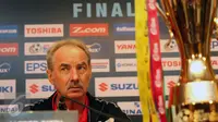 Pelatih Timnas Indonesia, Alfred Riedl saat memberi keterangan jelang final kedua Piala AFF 2016 di Bangkok, Thailand, Jumat (16/12). Indonesia akan melakoni final kedua  Piala AFF 2016 melawan Thailand. (Liputan6.com/Helmi Fithriansyah)