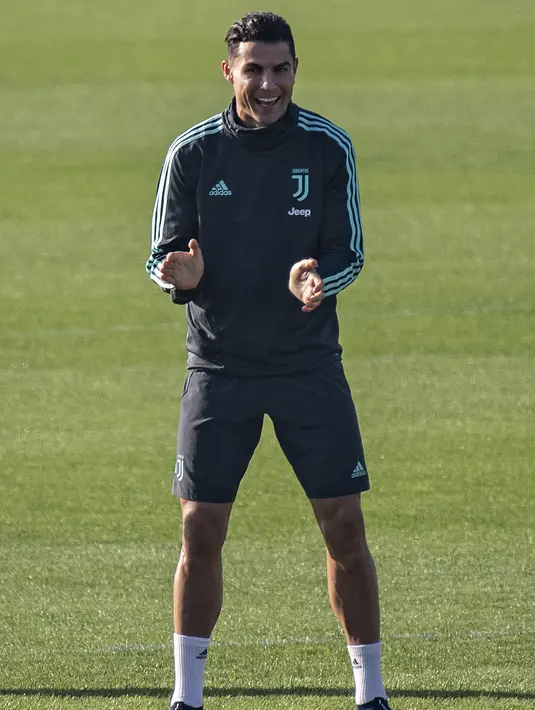 Penyerang Juventus Cristiano Ronaldo saat mengikuti sesi latihan tim di Juventus Training Center di Turin (5/11/2019). Juventus akan bertanding melawan wakil Rusia, Lokomotiv Moscow pada Grup D Liga Champions di RZD Arena. (Marco Bertorello / AFP)