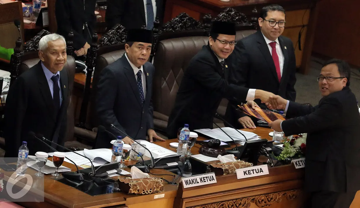 Perwakilan Pemerintah Menteri Keuangan Bambang Brodjonegoro (kanan) memberikan Laporan kepada Ketua Rapat, Wakil Ketua DPR Taufik Kurniawan dan Ketua DPR Ade Komarudin saat Rapat Paripurna di Jakarta, (25/7). (Liputan6.com/Johan Tallo)