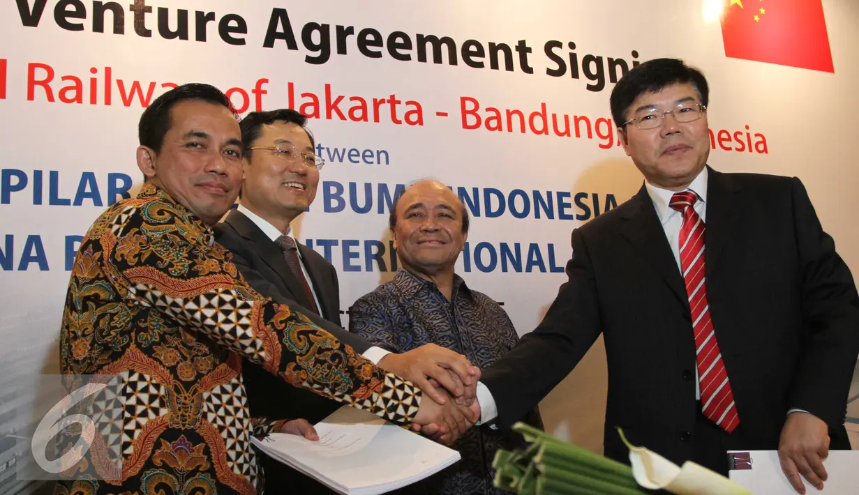 Presiden Direktur PT PSBI Dwi Windarto (kiri) berjabat tangan dengan Chairman of Board China Railway International Yang Zhong Min usai penandatanganan perjanjian pendirian perusahaan patungan di Jakarta, Jumat (16/10/2015). (Liputan6.com/Angga Yuniar)