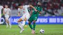 Pemain Timnas Indonesia, Rizky Ridho, berusaha menghentikan laju pemain Arab Saudi, Firas Al-Buraikan, pada pertandingan lanjutan putaran ketiga Kualifikasi Piala Dunia 2026 Zona Asia di Stadion Utama Gelora Bung Karno (SUGBK), Senayan, Selasa (19/11/2024). (Bola.com/M Iqbal Ichsan)