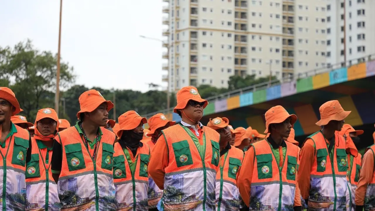 Dinas Lingkungan Hidup Pemprov Jakarta menyiagakan 1.262 petugas kebersihan saat acara HUT ke-79 Bhayangkara di Kawasan Monumen Nasional, Selasa (1/7/2025).