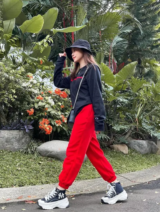 <p>Kali ini tampil boyish dengan jogger pants, bucket hat, dan pastinya sneakers.</p>