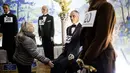 Pengunjung melihat patung Presiden AS yang dilelang oleh Museum Hall of Presidents di Gettysburg, Pennsylvania, Sabtu (14/1). Museum yang tutup pada November lalu tersebut menjual hampir seluruh koleksi mereka. (AP Photo/ SEAN SIMMERS)