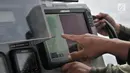 Tim SAR gabungan dari Basarnas dan TNI AL memantau situasi radar saat hari kedua pencarian dan evakuasi korban serta badan pesawat Lion Air JT 610 yang hilang di sekitar perairan Tanjung Karawang, Jawa Barat, Selasa (30/10). (Merdeka.com/Iqbal S. Nugroho)