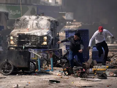 Warga Palestina bentrok dengan pasukan Israel di Kota Nablus, Tepi Barat, 22 Februari 2023. Sebanyak 10 warga Palestina tewas dan puluhan lainnya luka-luka dalam serangan tentara Israel di Kota Nablus. (AP Photo/Majdi Mohammed)