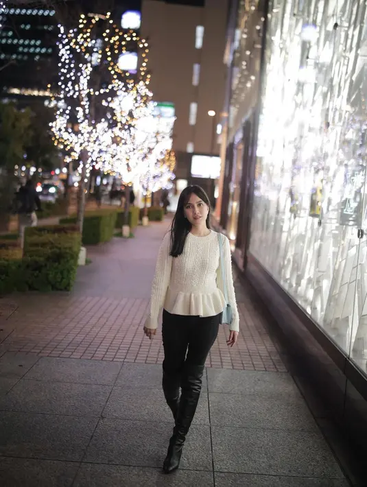 Tampilan minimalisnya jadi terlihat lebih modis dengan over-the-knee boots berwarna hitam.  @shandyaulia.