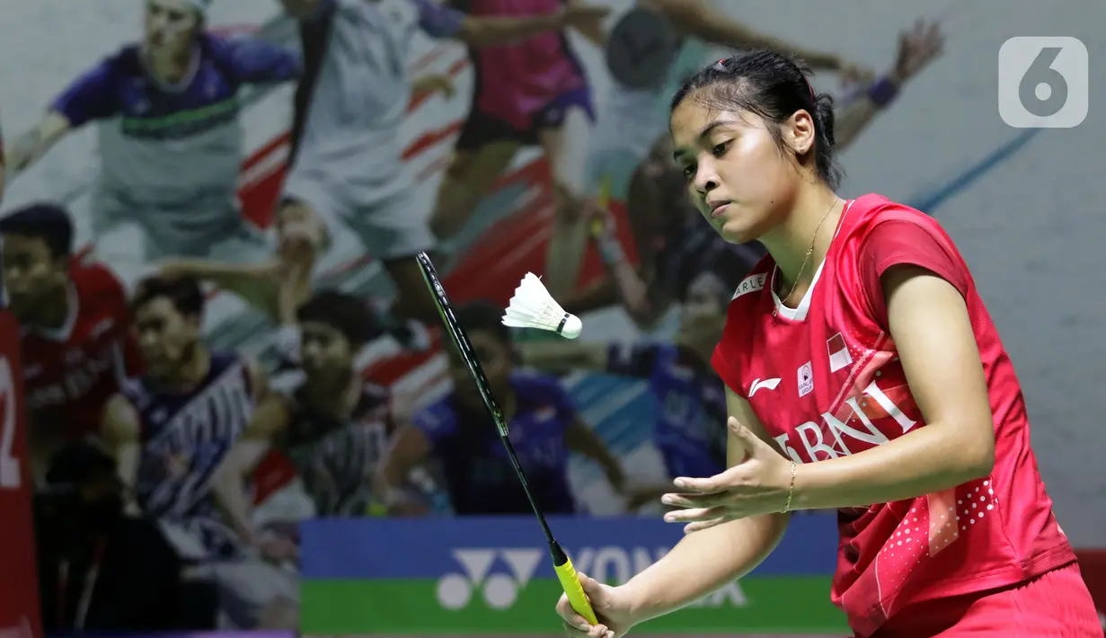 Pebulu tangkis tunggal putri Indonesia Gregoria Mariska Tunjung saat melawan Phittayaporn Chaiwan (Thailand) pada kualifikasi Indonesia Masters 2022 di Istora Senayan, Jakarta, Rabu (8/6/2022). Gregoria Mariska unggul dengan skor 21-14 dan 21-15. (Liputan6.com/Helmi Fithriansyah)