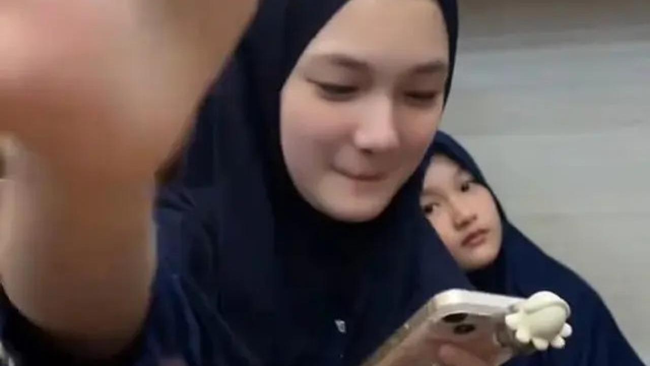 6 Potret Shakeela Eleanor Anak Ussy Sulistiawaty Berhijab, Jarang Tersorot