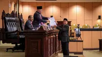 Ketua Pansus BLBI Bustami Zainuddin saat menyerahkan rekomendasi hasil Pansus ke Ketua DPD RI