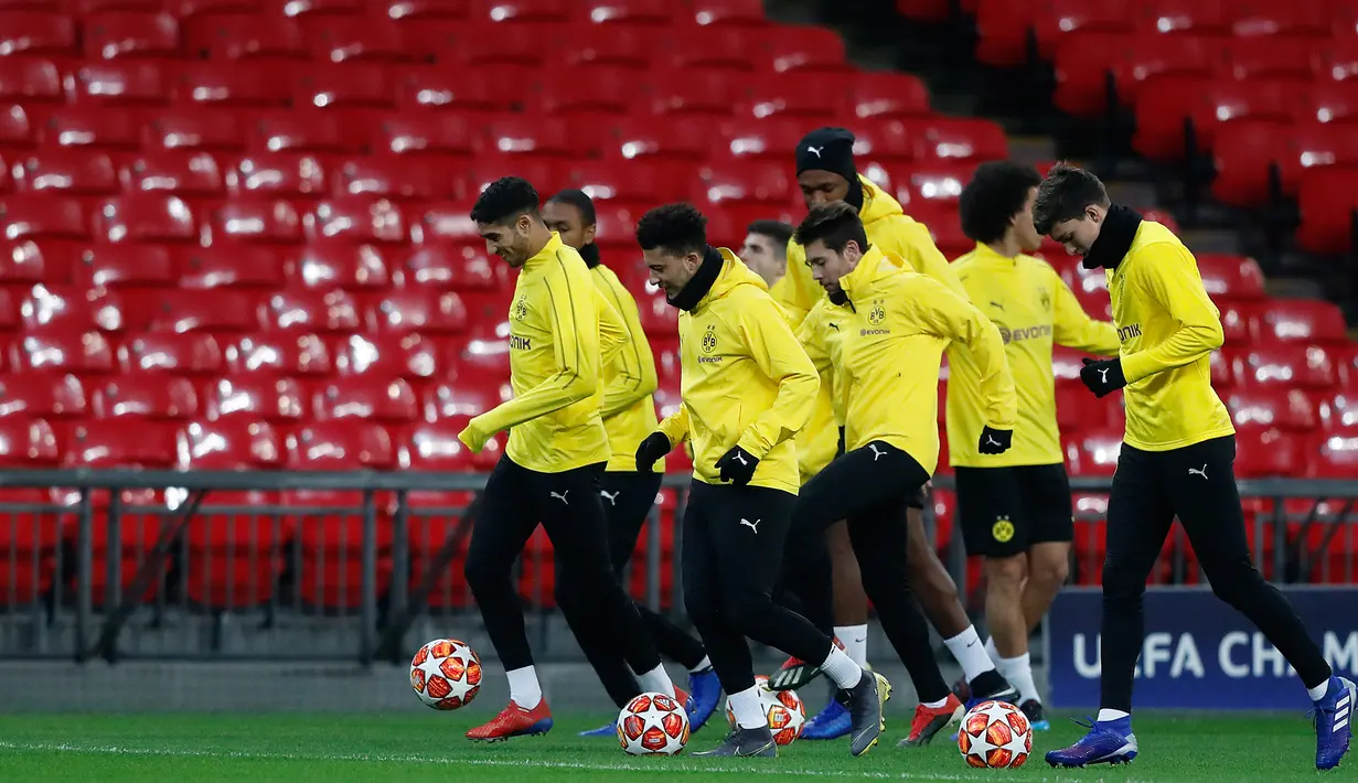 Pemain Borussia Dortmund melakukan pemanasan selama sesi latihan di Stadion Wembley di London, Inggris (12/2). Dortmund akan bertanding melawan Tottenham Hotspur pada babak 16 besar Liga Champions. (AP Photo/Frank Augstein)