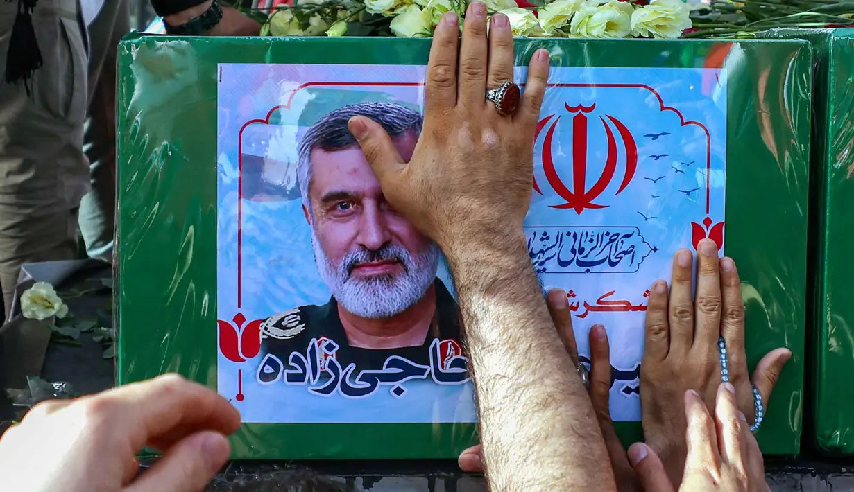 Salah satu yang akan dimakamkan adalah Mohammad Bagheri, komandan militer berpangkat Mayor Jenderal Korps Garda Revolusi Iran dan orang nomor dua dalam angkatan bersenjata setelah pemimpin Iran. (ATTA KENARE/AFP)
