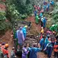 Tim reaksi cepat BPBD dan Dinas Pekerjaan Umum Banyuwangi, bersama TNI, Polri terus berupaya membersihkan longsoran tebing di jalur erek- erek Gunung Ijen (Istimewa)