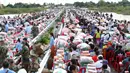 Para korban banjir menerima perlengkapan bantuan di Distrik Mongkul Borey, Provinsi Banteay Meanchey, Kamboja, pada 21 Oktober 2020. PM Samdech Techo Hun Sen pada Rabu (21/10) mengatakan banjir bandang di Kamboja telah merenggut 34 jiwa dan memaksa puluhan ribu orang dievakuasi. (Xinhua/Li Lay)