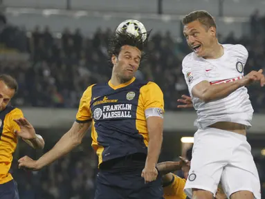Nemanja Vidic (kanan) berduel di udara dengan striker Hellas Verona, Luca Toni (AP Photo/Felice Calabro')