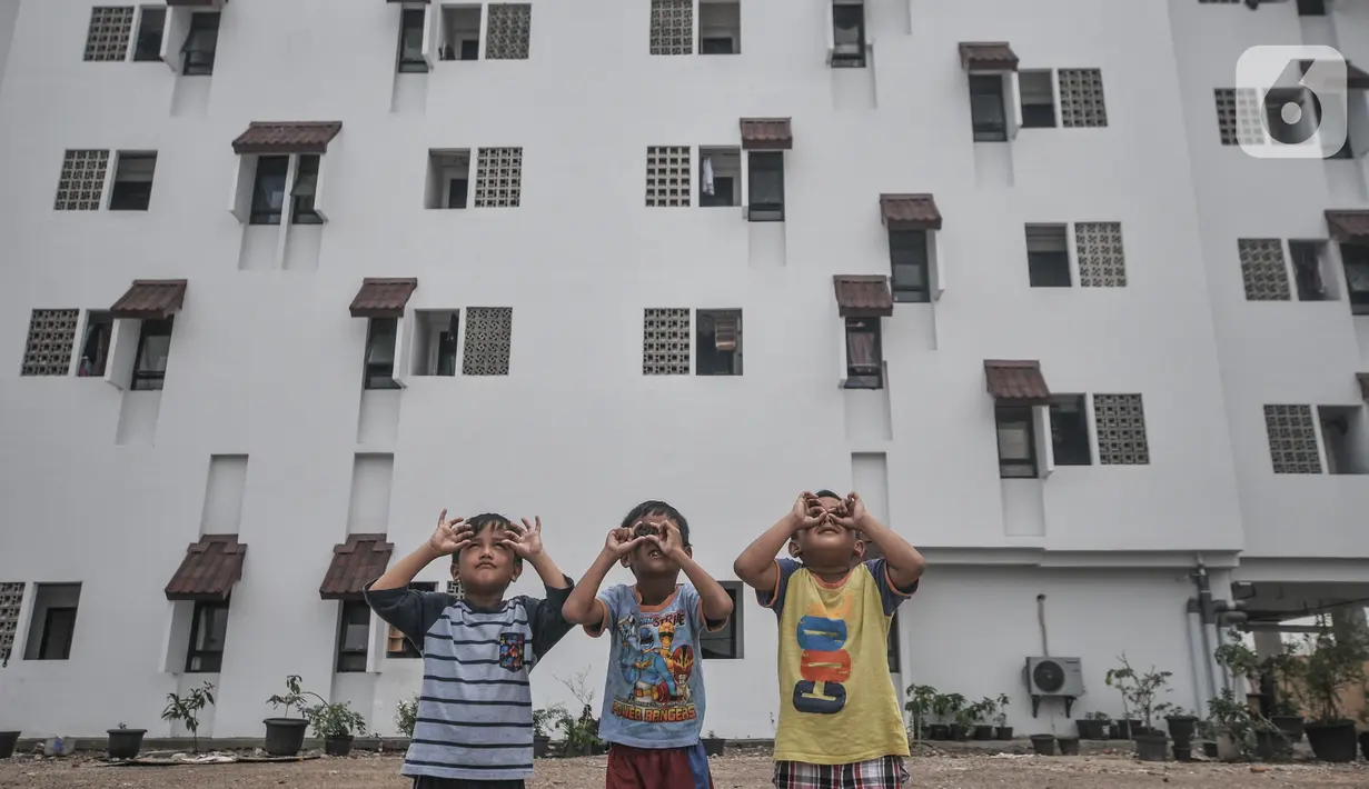 <p>Anak-anak bermain di halaman Kampung Susun Akuarium, Penjaringan, Jakarta, Rabu (27/10/2021). Sebanyak 103 kepala keluarga (KK) kini telah menghuni di dua blok Kampung Susun Akuarium setelah diresmikan oleh Gubernur Anies Baswedan pada Agustus lalu. (merdeka.com/Iqbal S Nugroho)</p>