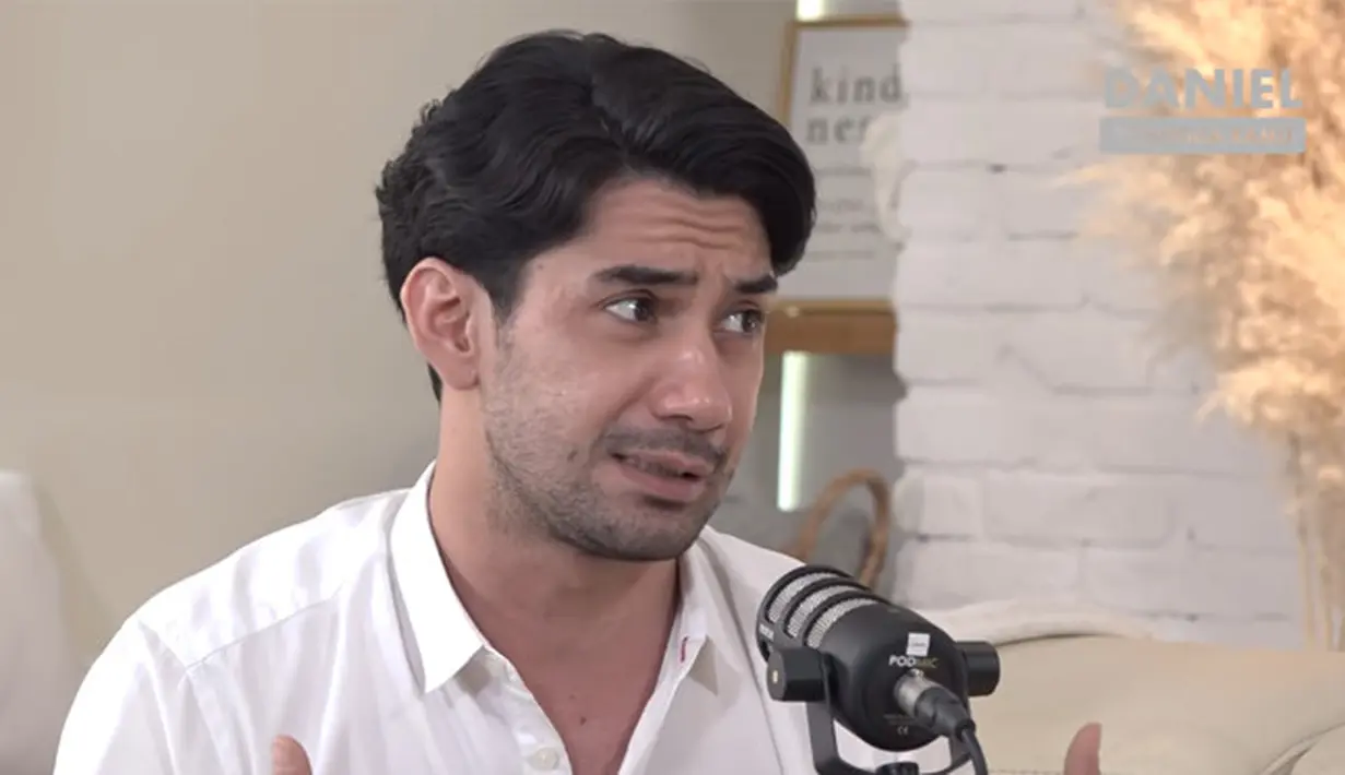 Reza Rahadian (Youtube/Daniel Mananta Network)