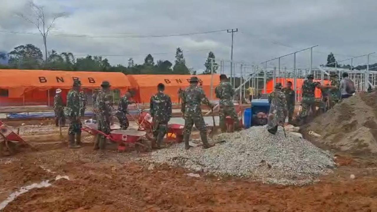 TNI AD Kerahkan Pasukan Bangun Hunian Sementara untuk Korban Tanah Bergerak di Lima Puluh Kota