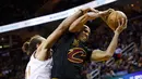 Duel pemain Cleveland Cavaliers, Richard Jefferson #24 dengan pemain New York Knicks, Joakim Noah #13 pada laga perdana NBA basketball game 2016-2017 di Quicken Loans Arena. (Reuters/Rick Osentoski-USA TODAY Sports)
