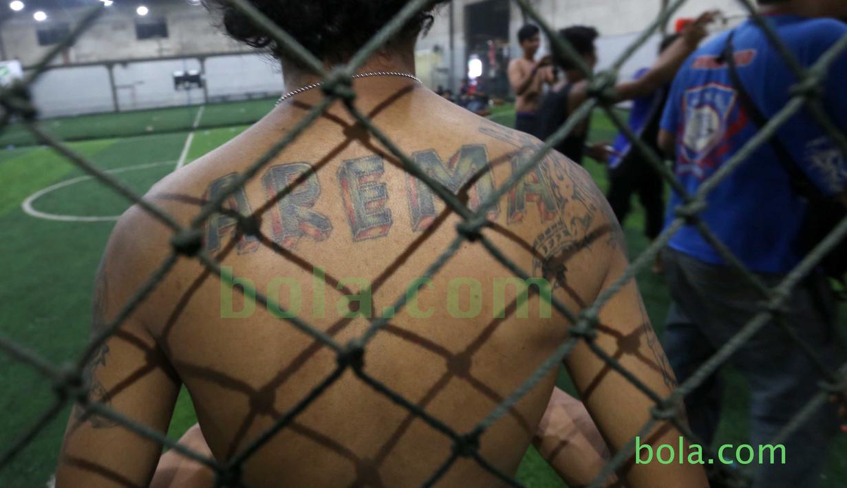 Aremania ikut dalam kegiatan menjahit  bendera Merah-Putih di Tangerang, Sabtu (31/10/2015). Selain ingin mencatat rekor dunia, tema dasar adalah "One Soul, One Nation Untuk Sepakbola Indonesia".  (Bola.com / Nicklas Hanoatubun).