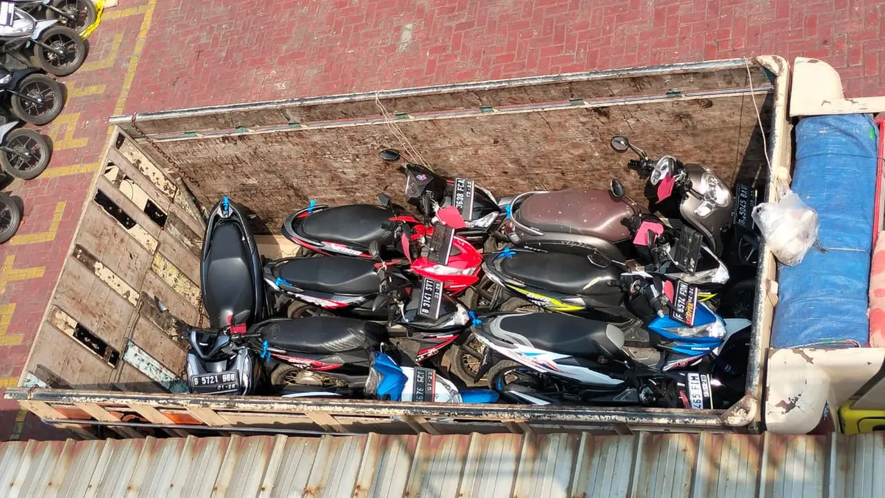 Sejumlah motor hasil curian yang hendak dikirim ke Lampung Tengah dengan truk berhasil digagalkan polisi saat melintas di Jalan Tol. (Liputan6.com/Ady Anugrahadi)