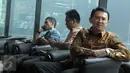 Gubernur DKI Jakarta Basuki 'Ahok' Tjahaja Purnama berada di ruang tunggu Gedung KPK, Jakarta, Selasa (12/4). Ahok memenuhi panggilan KPK untuk dimintai keterangan dalam penyelidikan dugaan korupsi pembelian lahan Sumber Waras. (Liputan6.com/Helmi Afandi)