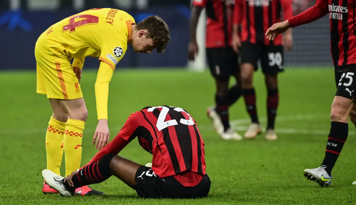 Skor 1-2 tak berubah hingga wasit meniup peluit panjang akhir pertandingan. Rossoneri harus tenggelam di dasar klasemen Grup B dengan hanya meraih 4 poin sekaligus gagal melanjutkan ke fase gugur Liga Champions 2021/2022. (AFP/Miguel Medina)