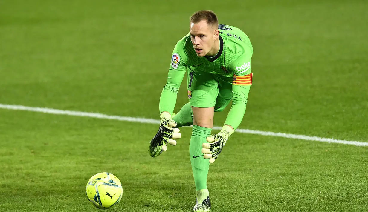 Marc-Andre ter Stegen. Kiper 29 tahun ini telah memperkuat Barcelona selama 7 musim mulai 2014/2015. Awalnya hanya jadi pelapis Claudio Bravo, hingga akhirnya menjadi kiper utama pada 2016/2017. Pertama kali menjadi kapten Blaugrana pada 17 April 2018 kontra Celta Vigo. (Foto: AFP/Pau Barrena)