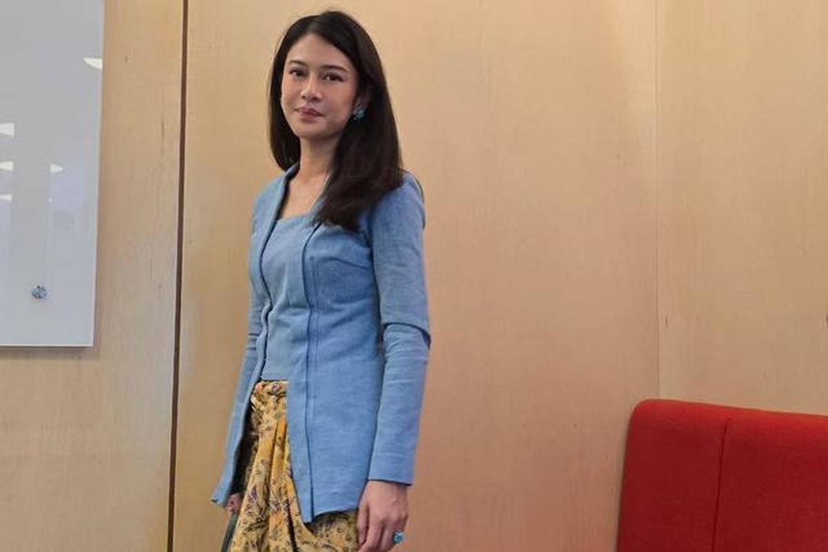 Pesona Dian Sastro Berkebaya Denim, Kejutkan Publik dengan Terobos Batasan Mode