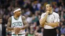 Pemain Boston Celtics, Isaiah Thomas melakukan protes kepada wasit saat melawan Utah Jazz pada laga NBA di TD Garden, (3/1/2017). Boston Celtics menang 115-104.  (Reuters/Greg M. Cooper-USA TODAY Sports)