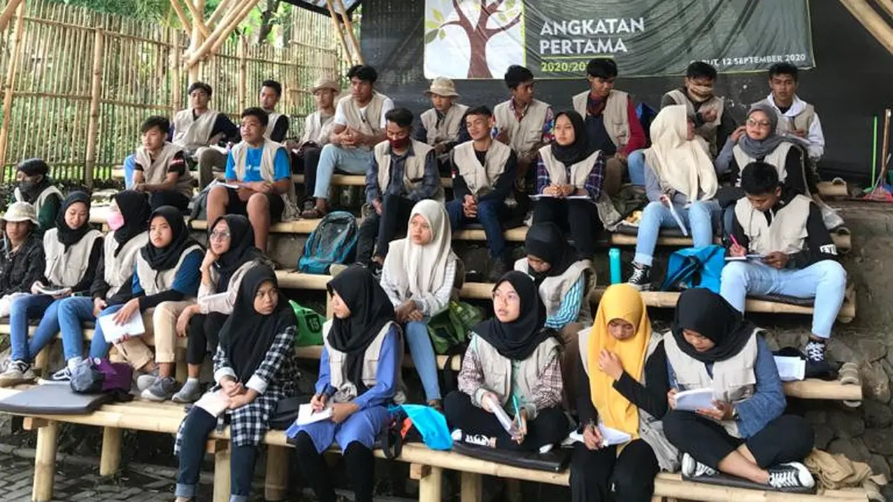 Para siswa didik sekolah alam reforestasi paguyuban sunda hejo Garut, jawa Barat tengah mendapatkan materi pemahaman alam dari para mentor.
