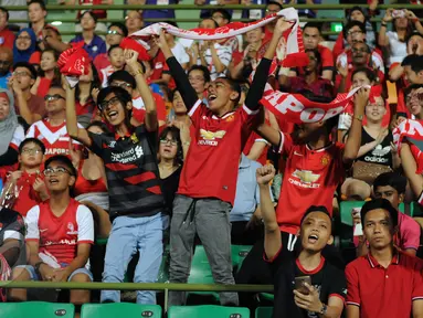 Sejumlah suporter Singapura terlihat antusias menyaksikan laga perdana timnas Singapura U-23 melawan Filipina di penyisihan grup A Sea Games 2015 di Stadion Jalan Besar, Singapura, Senin (1/6/2015). Singapura unggul 1-0. (Liputan6.com/Helmi Fithriansyah)