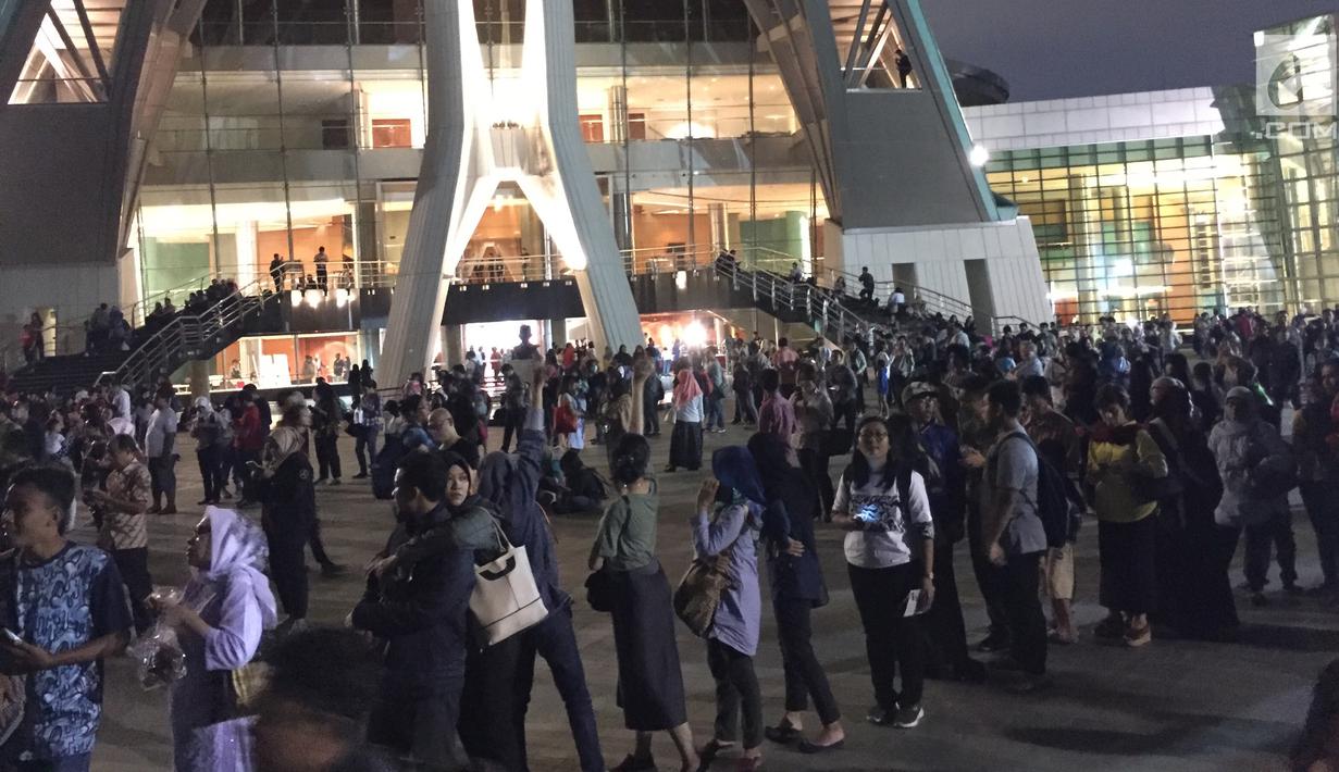 Pengunjung antre menggunakan teropong saat berlangsungnya fenomena gerhana bulan total di Taman Ismail Marzuki (TIM), Jakarta, Rabu (31/1). (Liputan6.com/Immanuel Antonius)