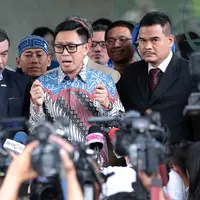 Berdasarkan kuasa hukumnya, kliennya merasa tidak pernah diwawancara oleh ketujuh media tersebut.  Selain memberikan klarifikasi mengenai kabar yang berkembang selama ini, Eko juga membuat laporan. (Deki Prayoga/Bintang.com)