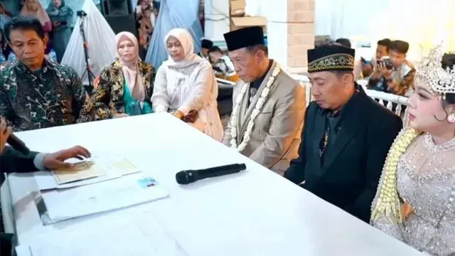 Pernikahan Kakek Tarman dengan Shela di Pacitan