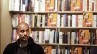 Pep Guardiola dalam acara peluncuranotobiografi Cruyff 'My Turn'. (AP Photo/Matt Dunham)