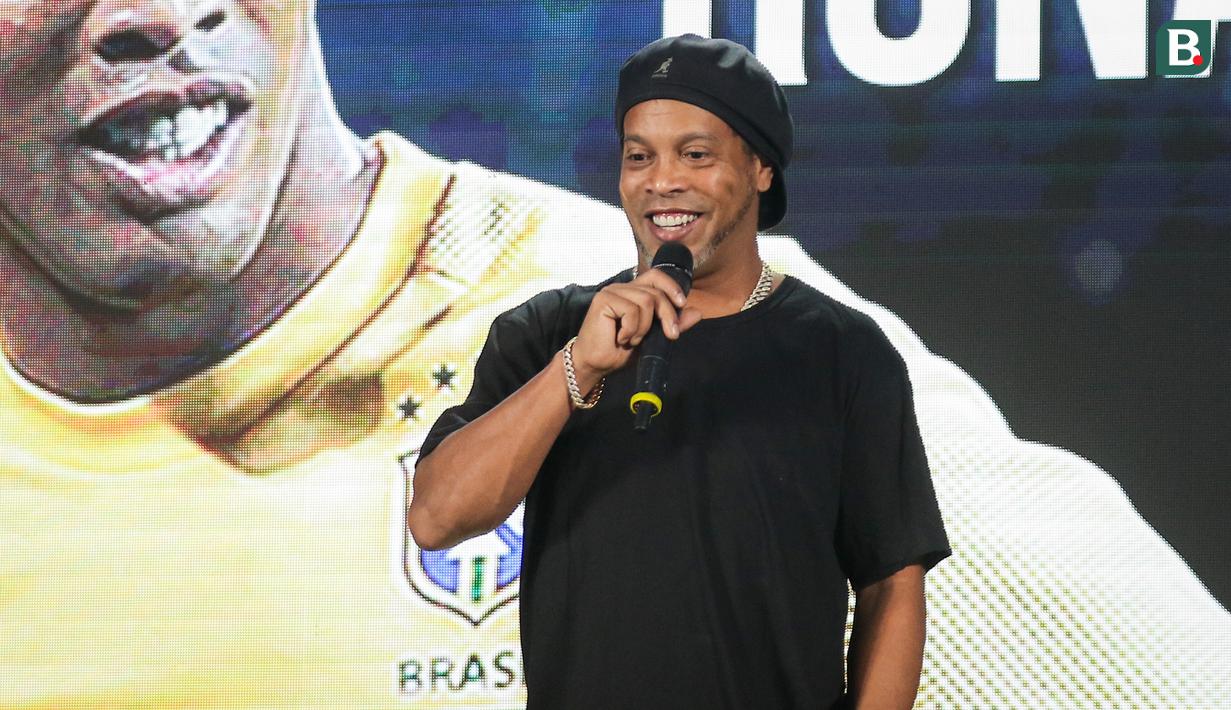 <p>Ronaldinho memberikan pernyataan saat Grand Launching Jersey Rans Nusantara FC bersama Ronaldinho di Menara Mandiri Level 9, Sudirman, Jakarta, Jumat (24/06/2022). (Bola.com/Bagaskara Lazuardi)</p>