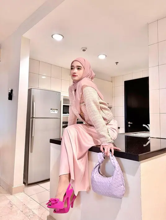 Cocok untuk nonton film Barbie, padukan tweed blazer dengan maxi skirt dan hijab serba pink pastel. [Instagram/mommystarla].